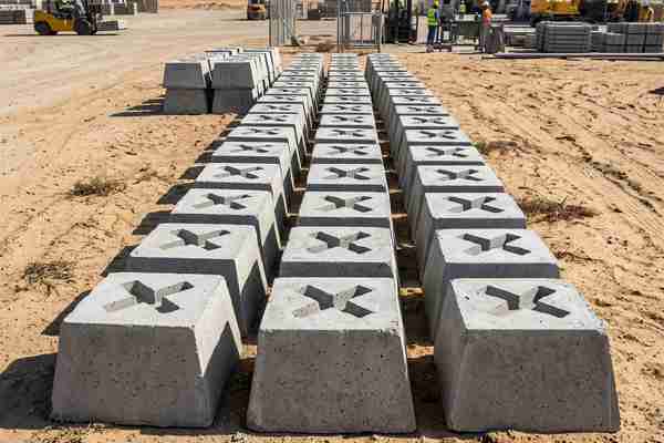 Reinforced precast concrete fence base feet for mesh fencing, UAE