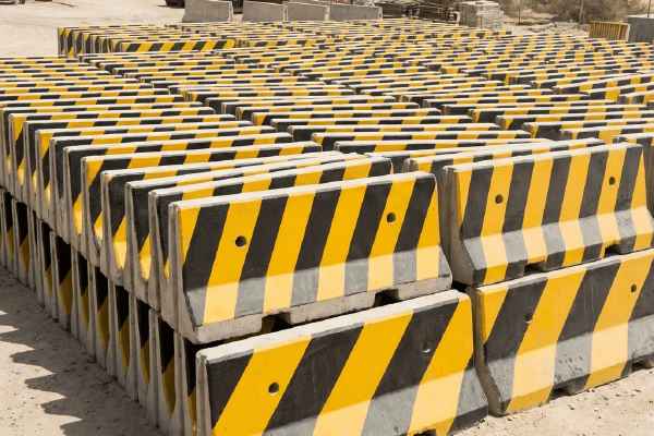 map[ar:حواجز جيرسي خرسانية مسبقة الصب باللونين الأصفر والأسود مكدسة في ساحة بالإمارات en:Stacked yellow-and-black precast concrete Jersey barriers at a UAE yard]